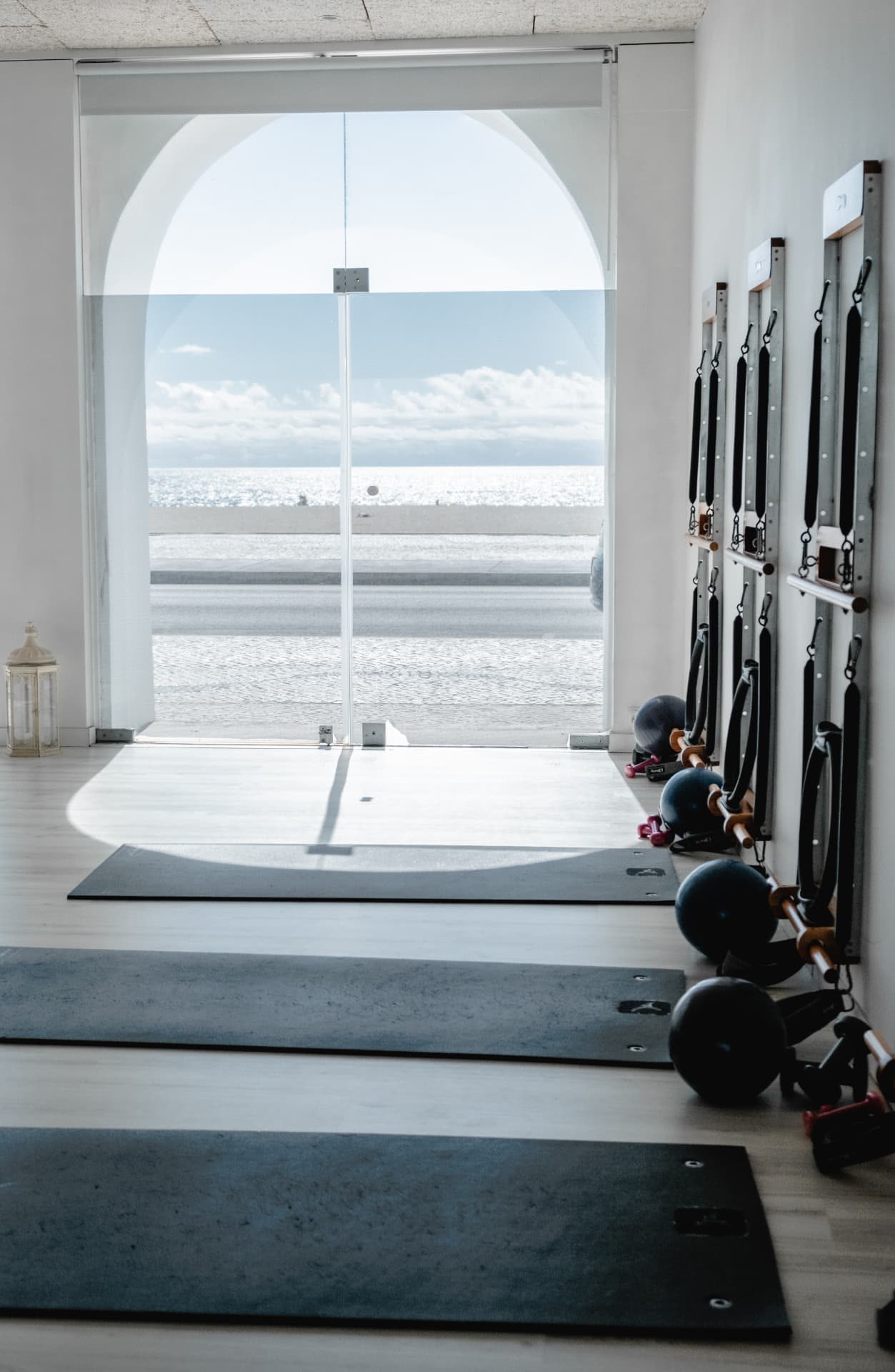 Sala do estúdio com tapetes e a janela com vista para o mar da Nazaré